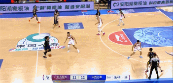 尴尬,山西后卫于米提快攻1打0却在篮下滑倒另类“致敬”库里