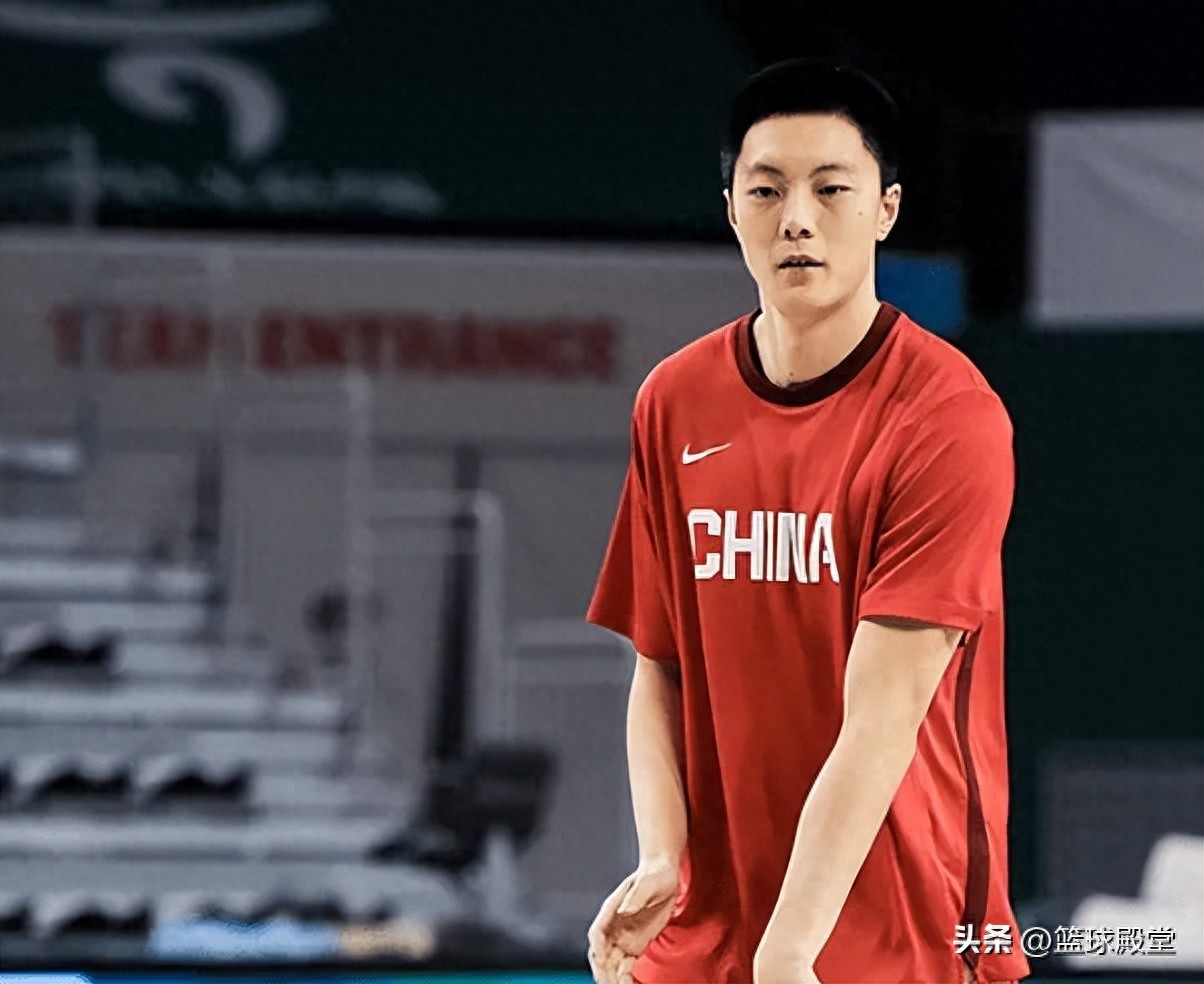 胡明轩近3场对韩国19中0!上篮被干扰,三分打铁,防守又防不住!