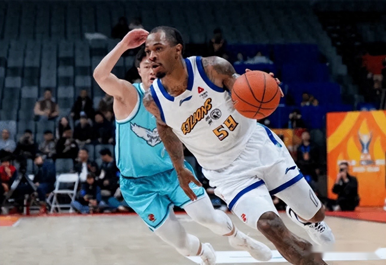 广厦今夏引援再获补强!塔克成推土机强势攻坚,桑普森得分太稳!