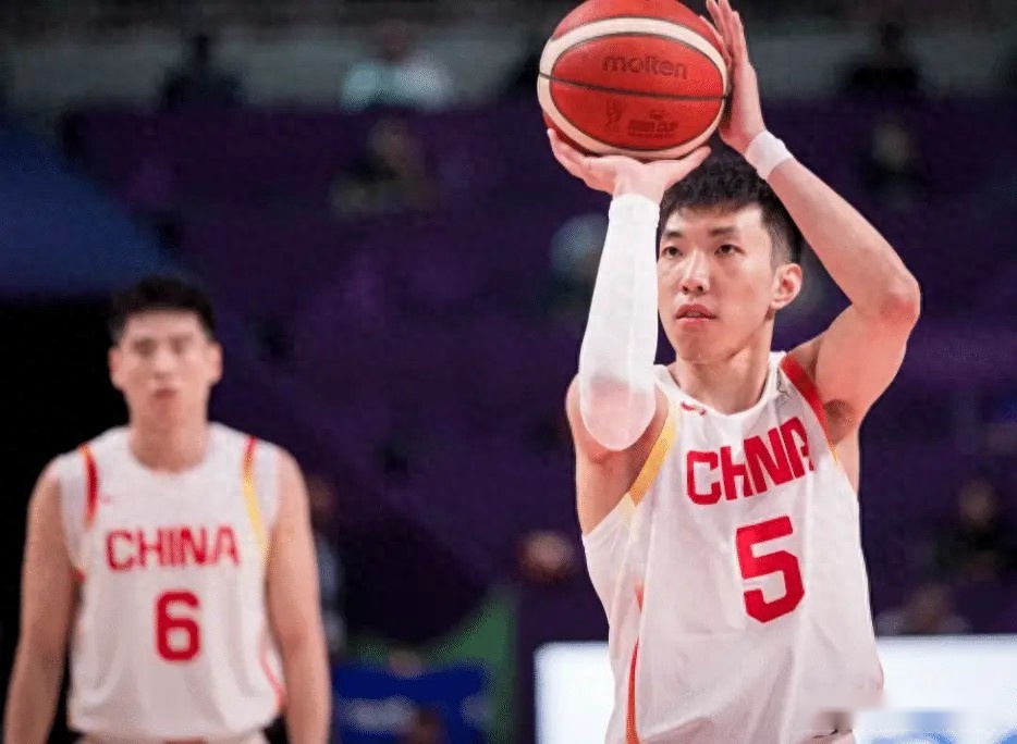 男篮半场溃败韩国！程帅澎+三宁+2内死顶，三分12中1，防守太糟糕