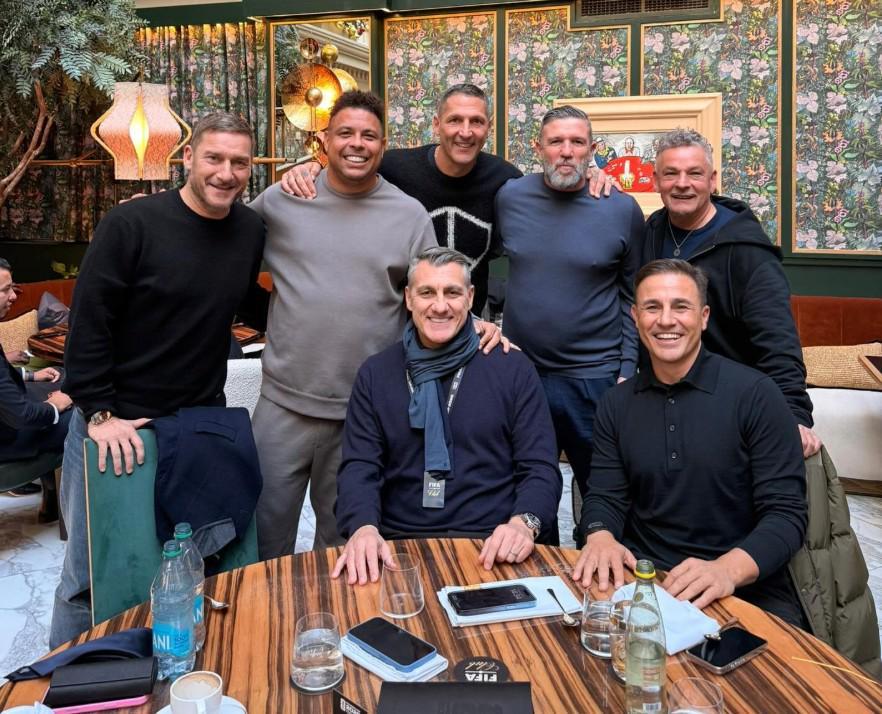 爷青回，维耶里社媒晒与大罗、巴乔、托蒂、卡纳瓦罗等人合照