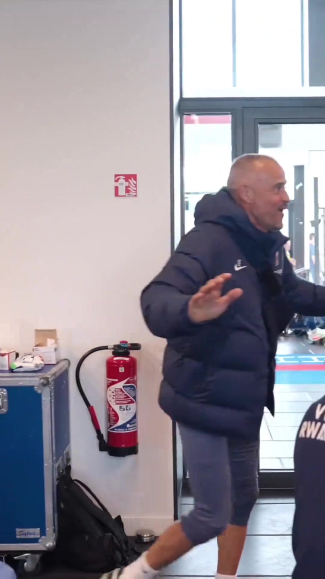 登贝莱携金球奖归队恩里克这反应情绪价值到位