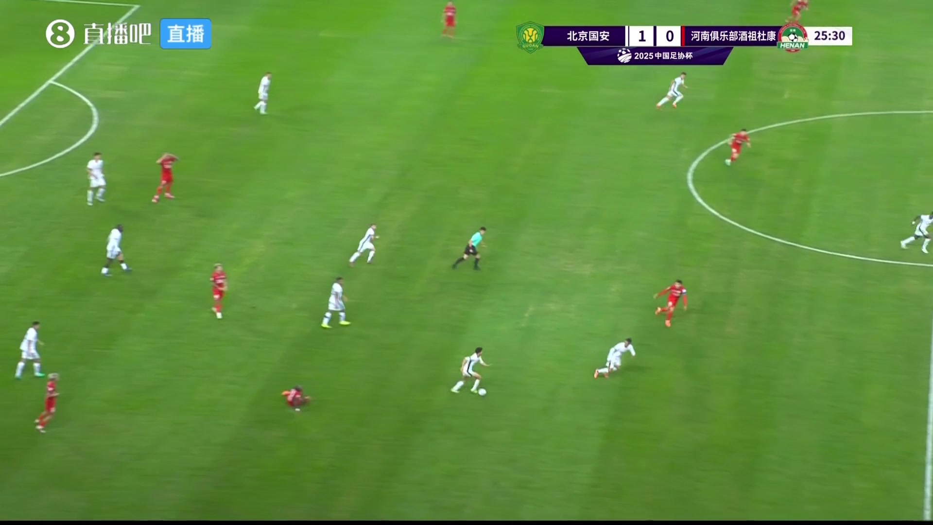 阿奇姆彭被曹永竞撞倒韩国裁判无表示