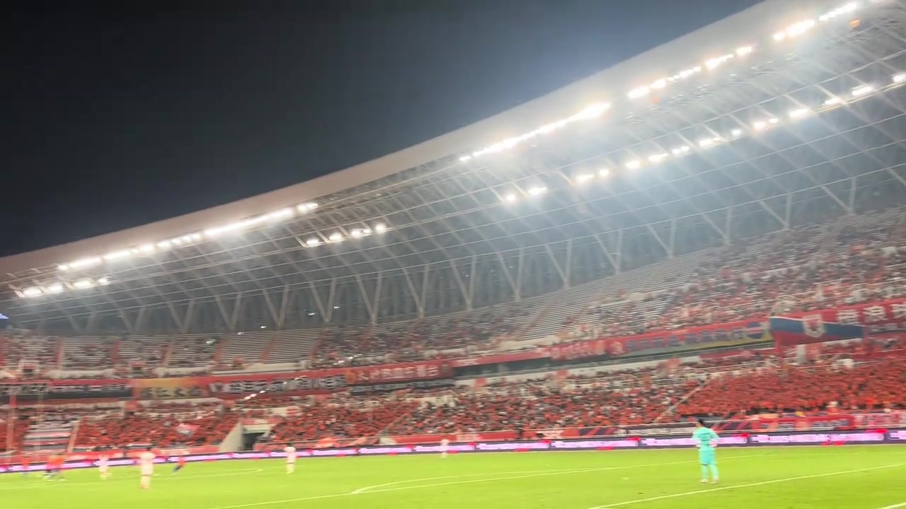 泰山队足协杯出局比赛未结束球迷已经开始喊下课了