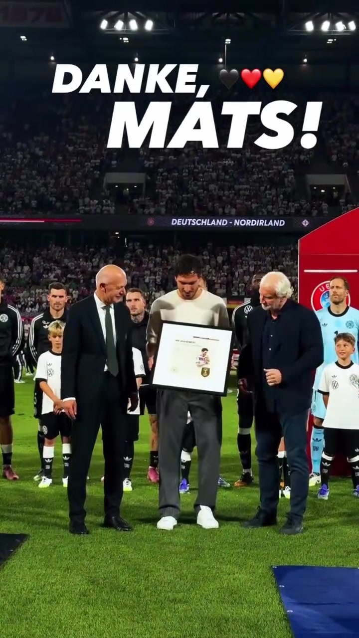 功成身退赛前为胡梅尔斯在德国队作出的贡献进行表彰