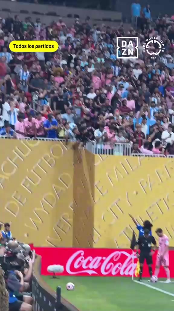 全场焦点梅西主罚角球球迷纷纷站起拍摄