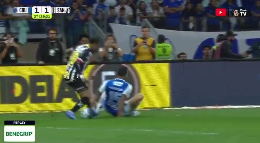 肉马尔也是马尔内马尔边路一扣直接晃倒防守球员脚下太细腻