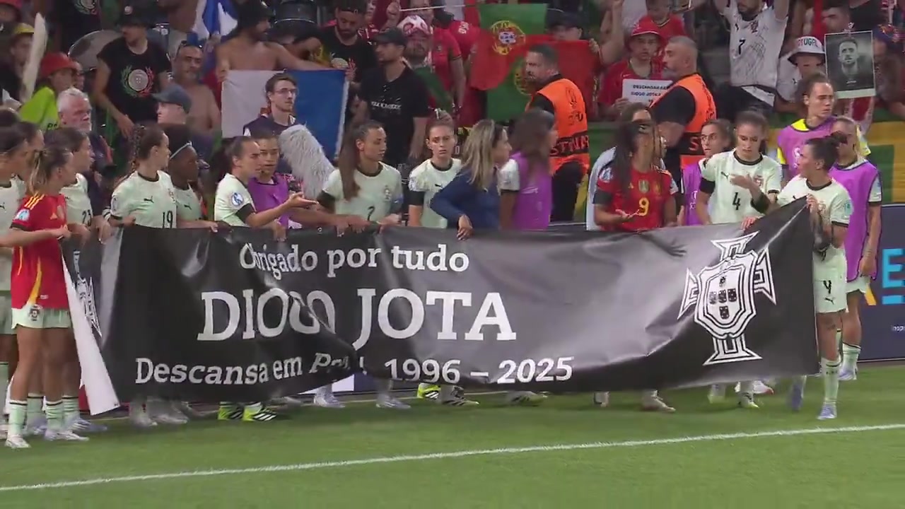 女足欧洲杯赛后葡萄牙与西班牙球员一起缅怀因车祸去世的若塔