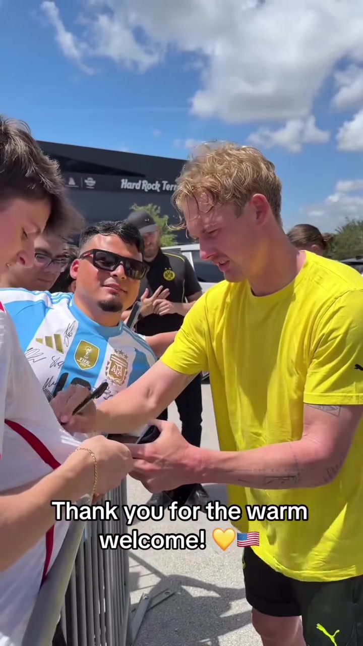 签满别人名字的阿根廷10号球衣直拍多特球员与球迷们互动