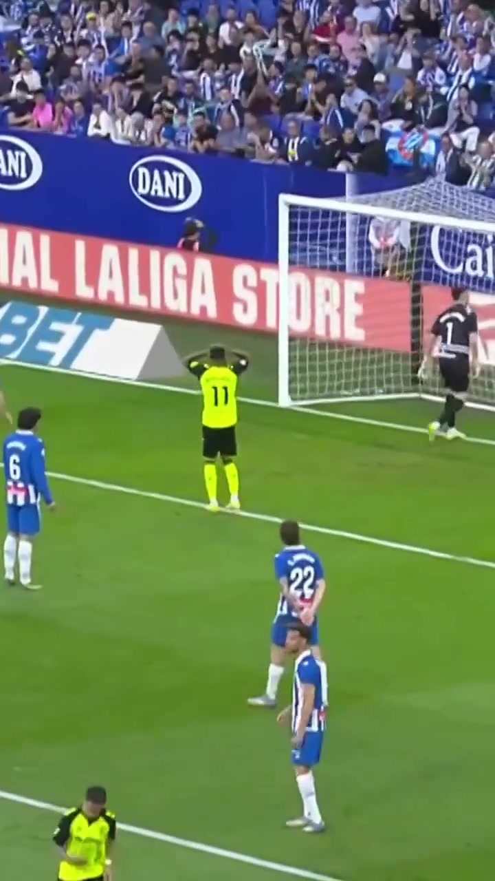 这球厉害了安东尼在贝蒂斯这记世界波绝杀队友们直接跪了