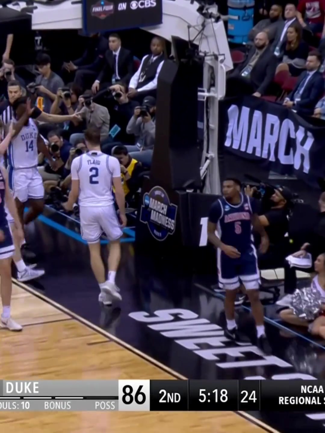 堪比杜克师兄锡安准状元弗拉格曾送出炸裂排球血帽