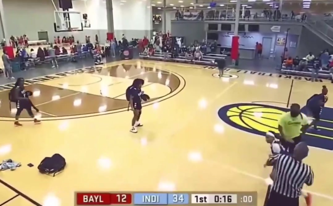 现场UFC美国AAU赛事一场比赛中球员家长同裁判大打出手