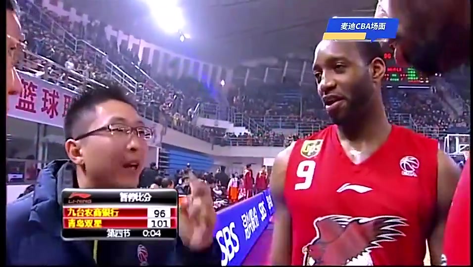 麦迪摇头拒绝剩4秒青岛领先5分有球权 暂停教练让麦迪投3分