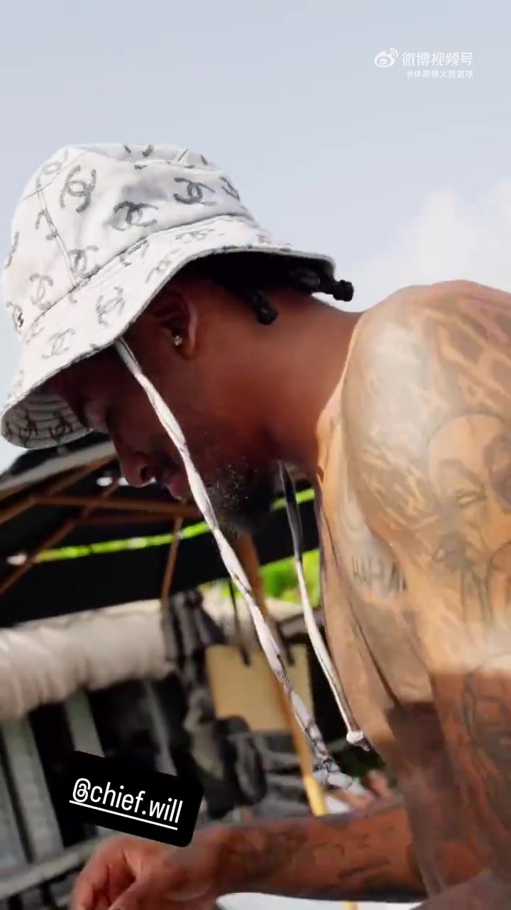 边度假边训练杰伦-格林这装备让人有点看不懂哇