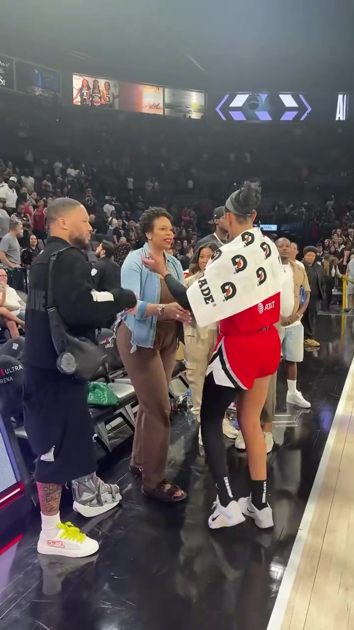 利拉德范德比尔特阿德巴约 现身洛杉矶观看wnba