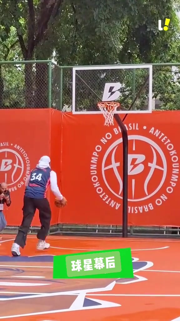 字母哥球迷活动致敬库里地滑之秀