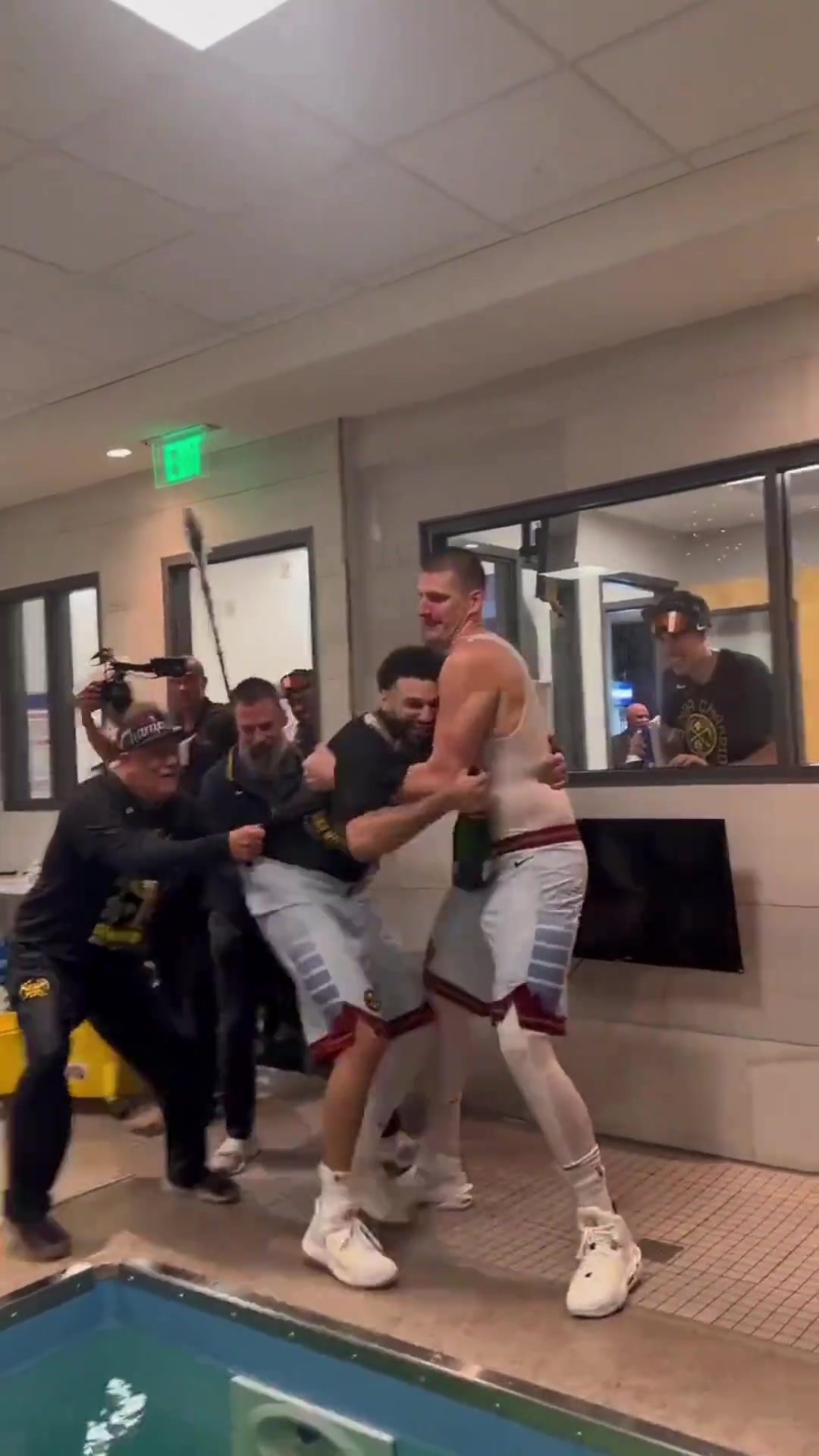 这是两年前的今天约基奇跳进泳池