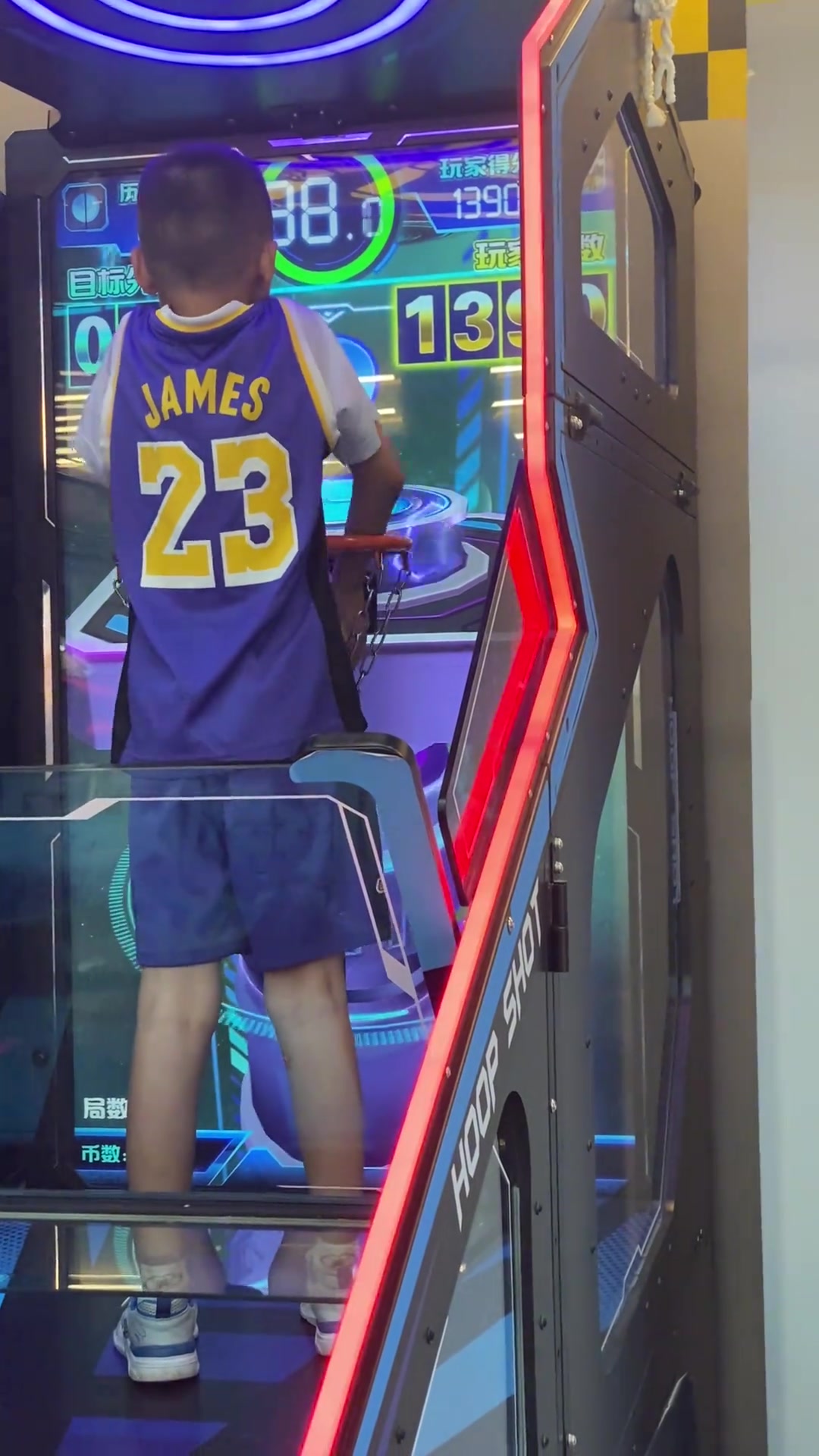 致敬历史得分王小弟弟身穿詹姆斯23号球衣疯狂刷分