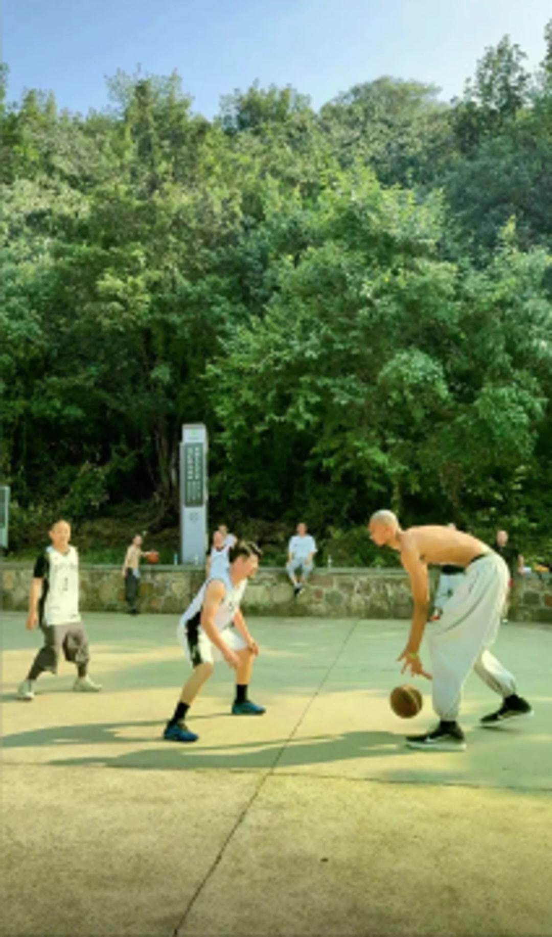 少林篮球来了文班在少林寺苦修期间也不忘篮球啊