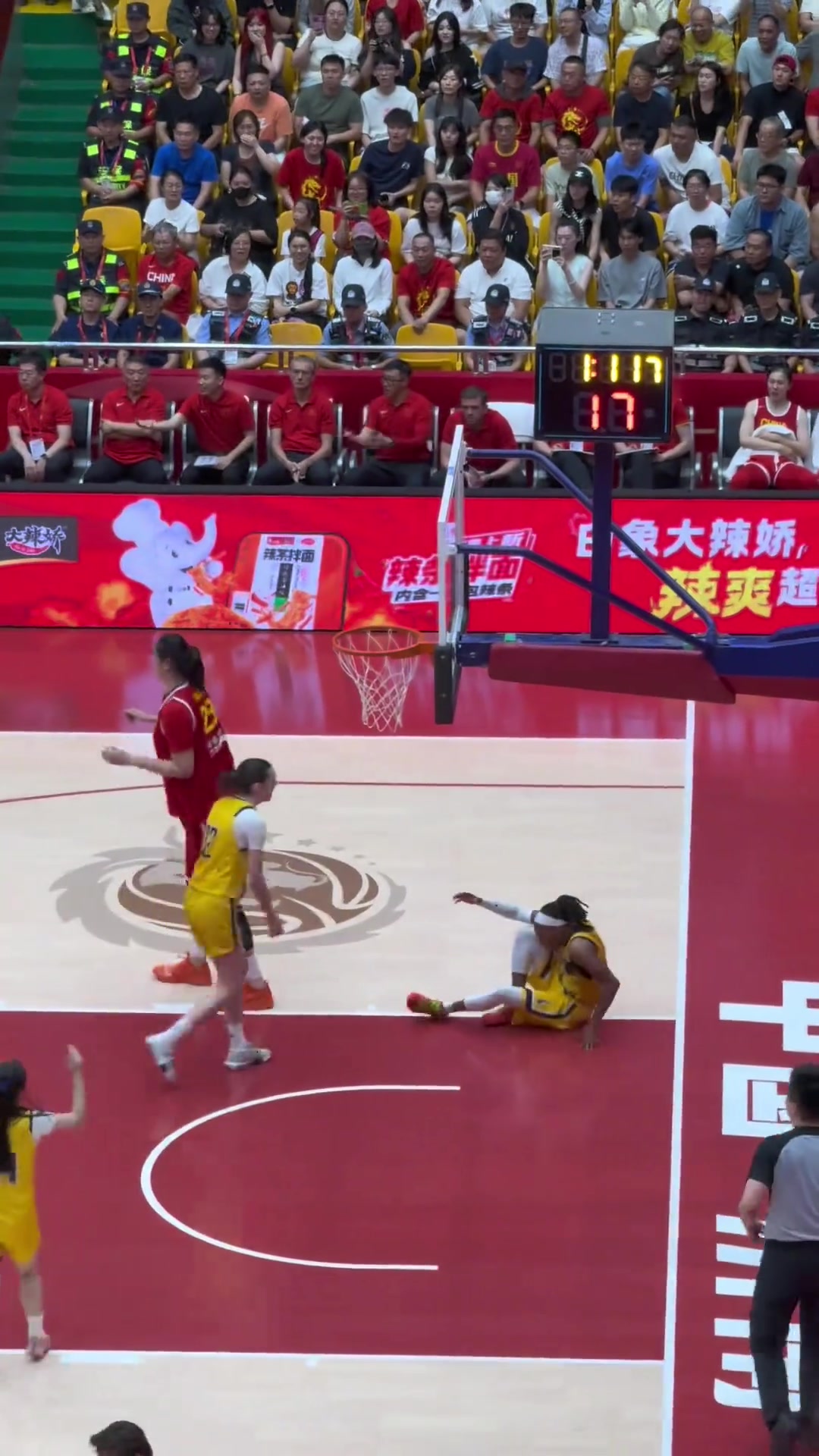 沾上就倒张子宇只是想站个位置而已她有什么错