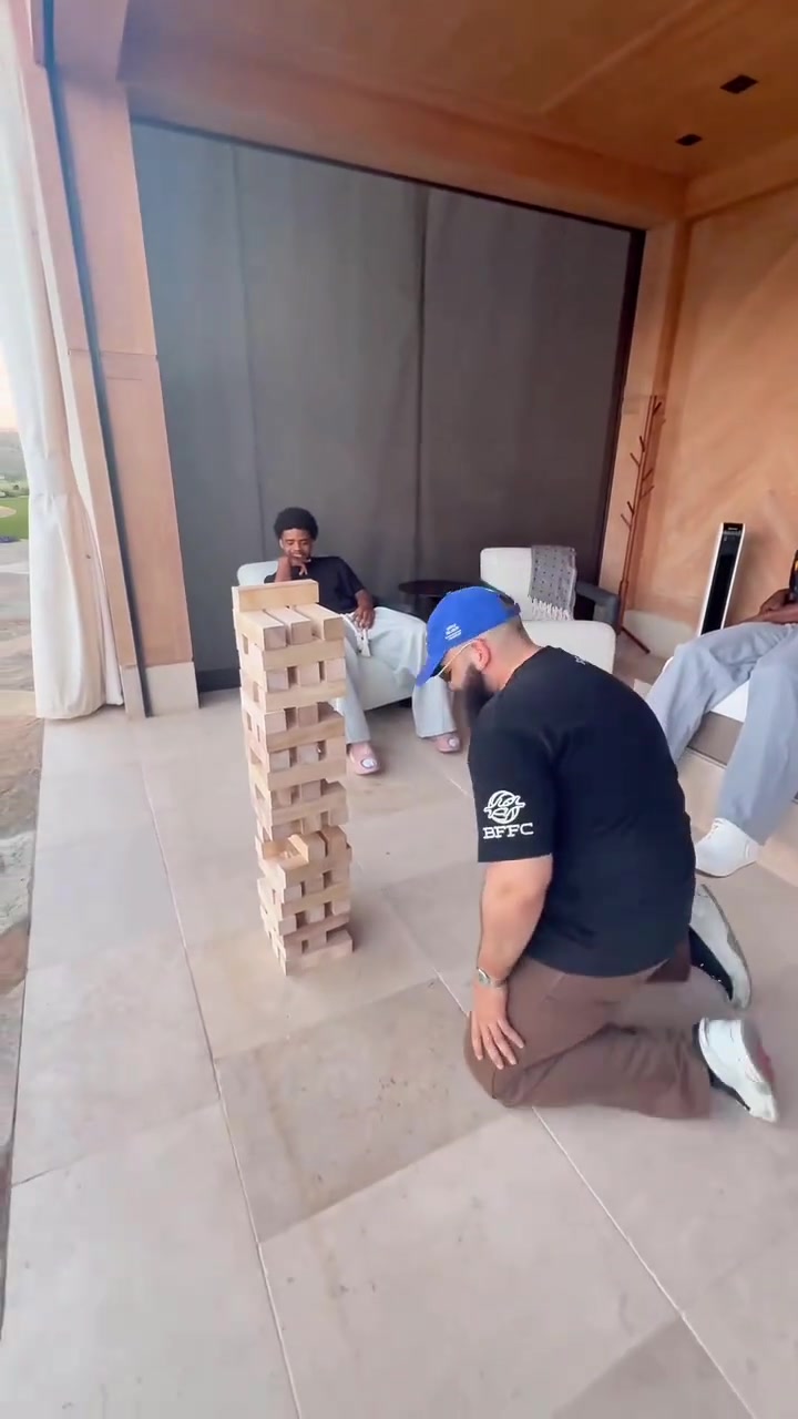 今天不打牌了巴特勒和朋友玩起了如此复古的游戏