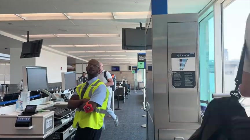 2米以上高个是如何坐飞机的看杨瀚森登机秒变折叠模式