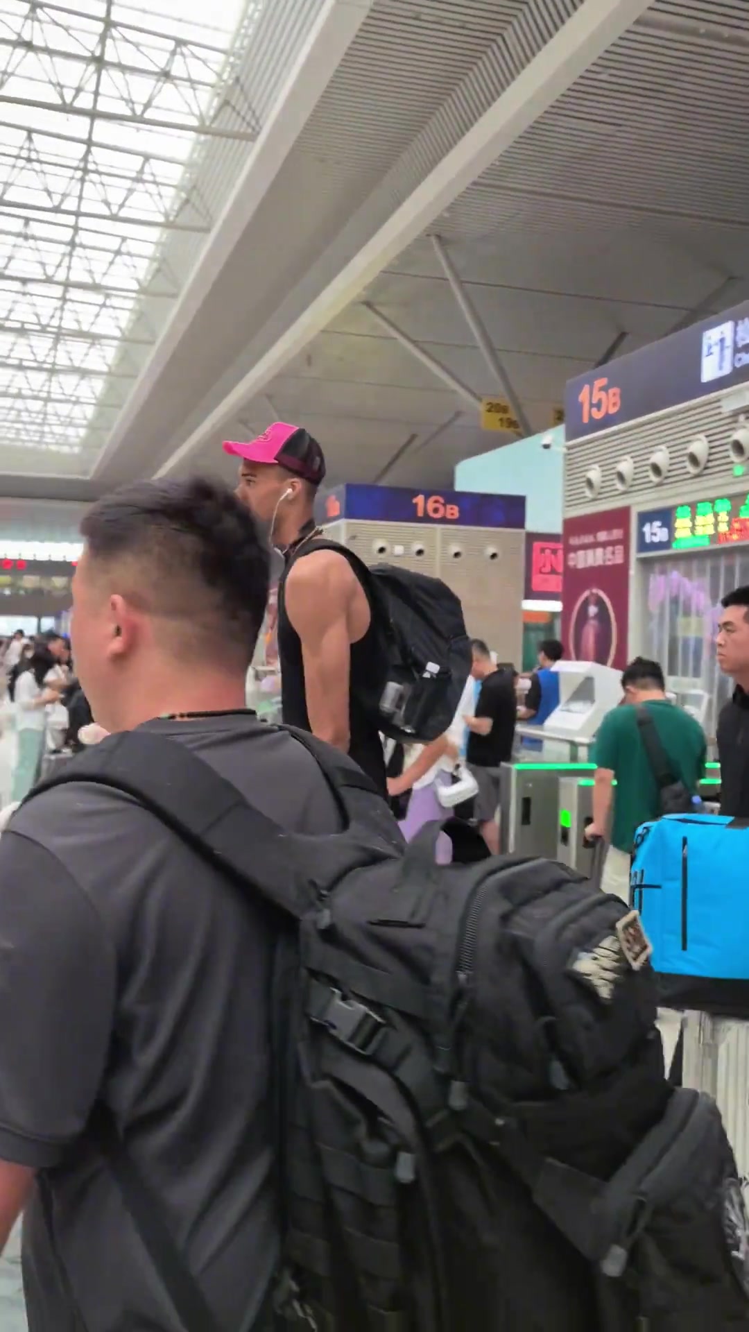 出关了网友郑州动车站偶遇文班亚马