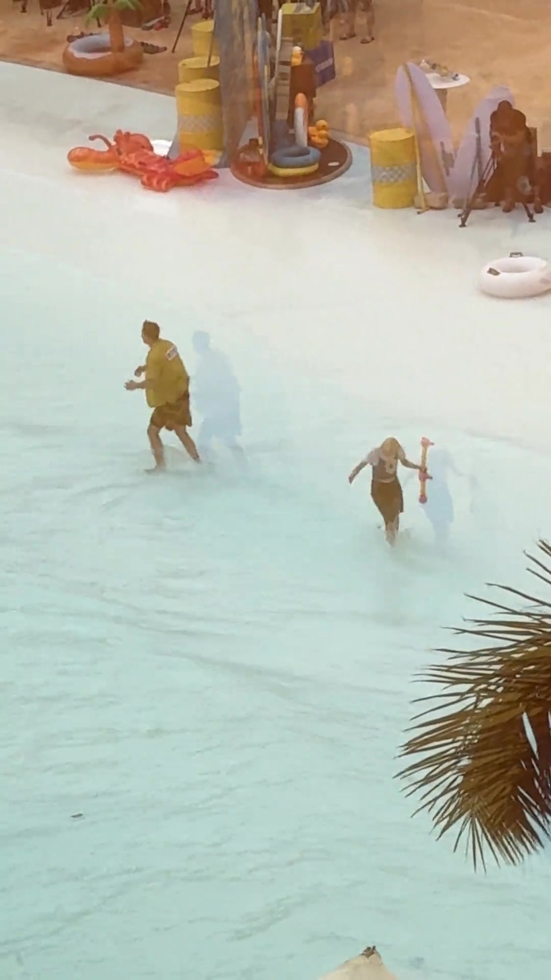 郭艾伦宋雨琦水中打闹