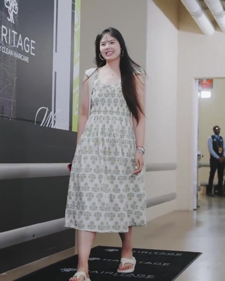 李月汝赛前穿着裙子入场这么看小宝真的很可爱呀