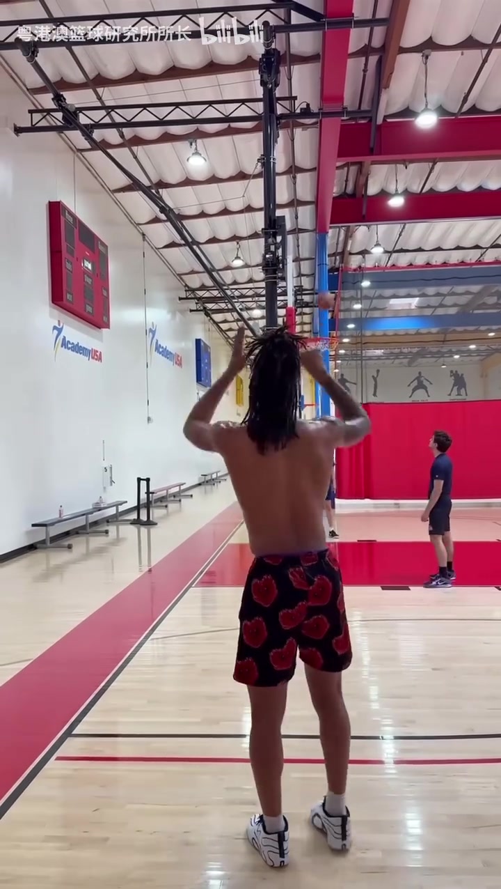 一镜到底最佳新秀卡斯尔休赛期三分球训练