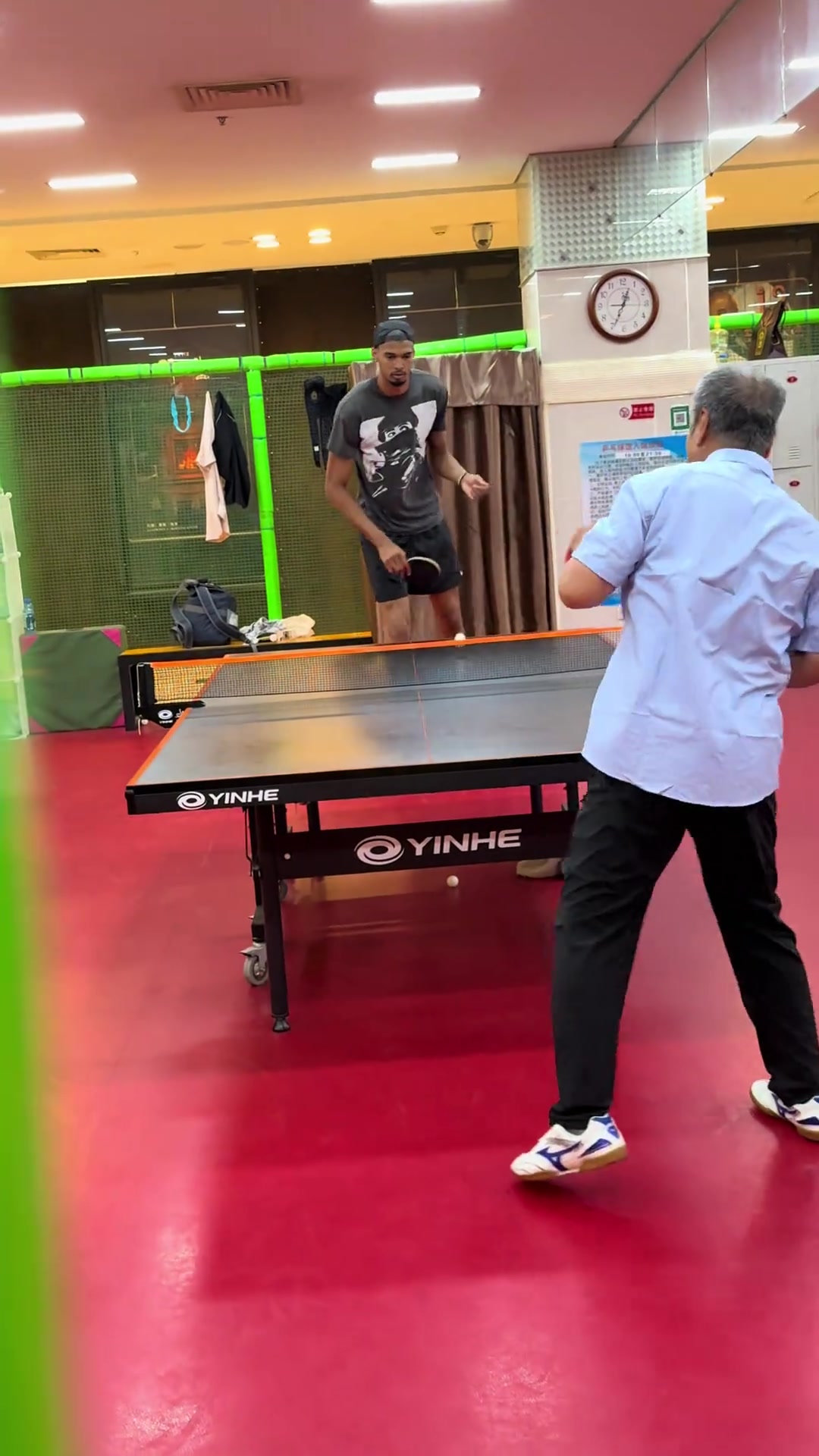有点天赋的文班亚马打乒乓球 这一招一式看着相当专业啊
