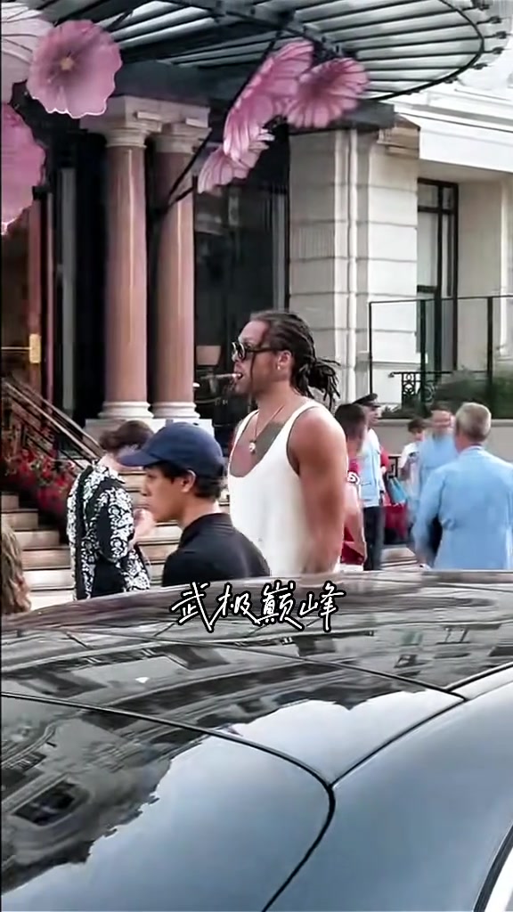 网友在摩纳哥偶遇戈登 这魁梧的身材太帅了