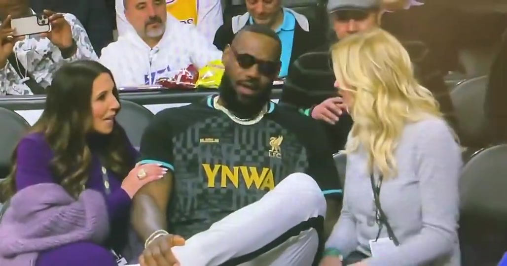 老詹此前坐在珍妮巴斯和她的闺蜜中间逗得两位阿姨开心大笑