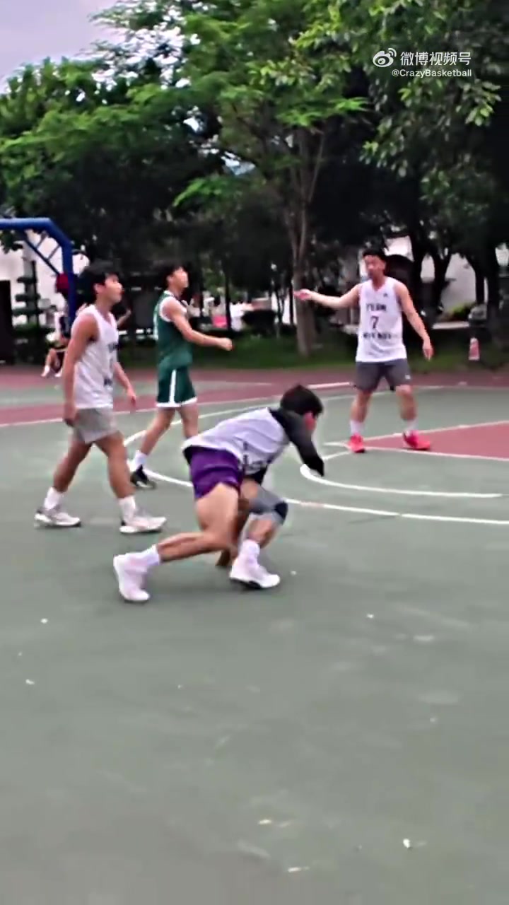 独臂少年张家诚这打球视频在外网火了如此热爱令人动容啊