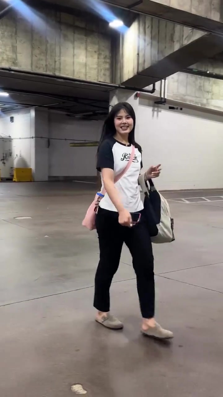 爱了爱了李月汝赛前穿搭T恤粉包看着就是个小女孩啊