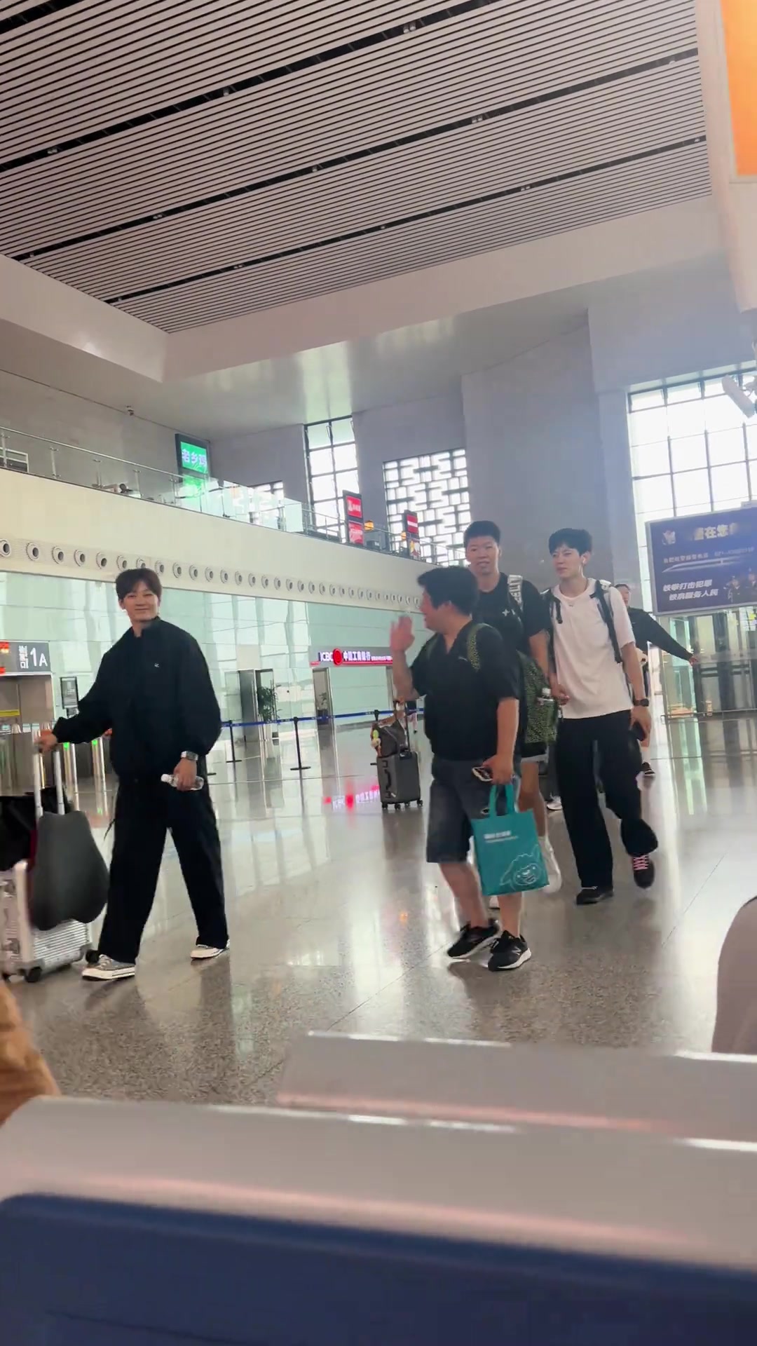 网友动车站偶遇中国女篮 韩旭跟张子宇的压迫感太强了