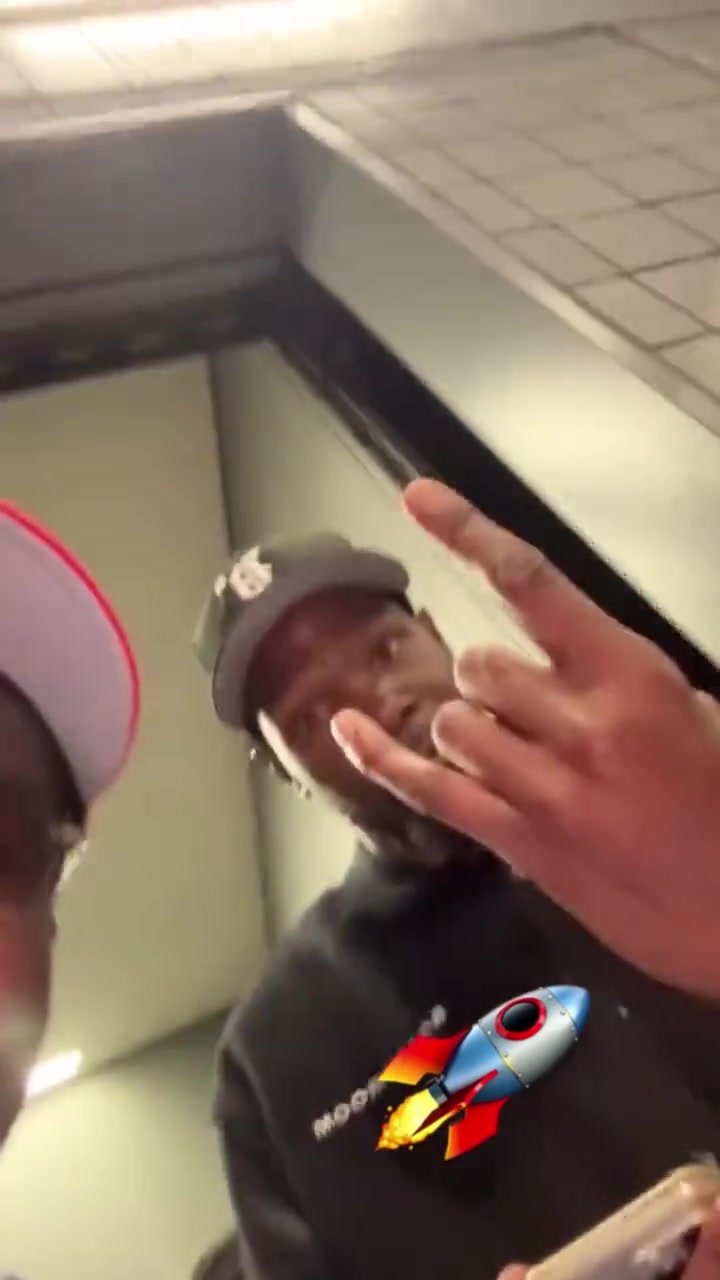 交易到火箭 杜兰特现场被采访比划这手势是起飞吗