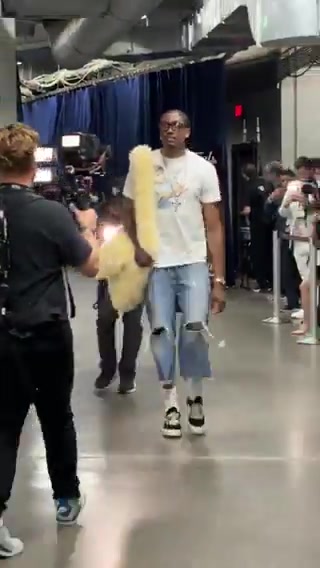 老八杰伦今日入场一副大男孩穿搭