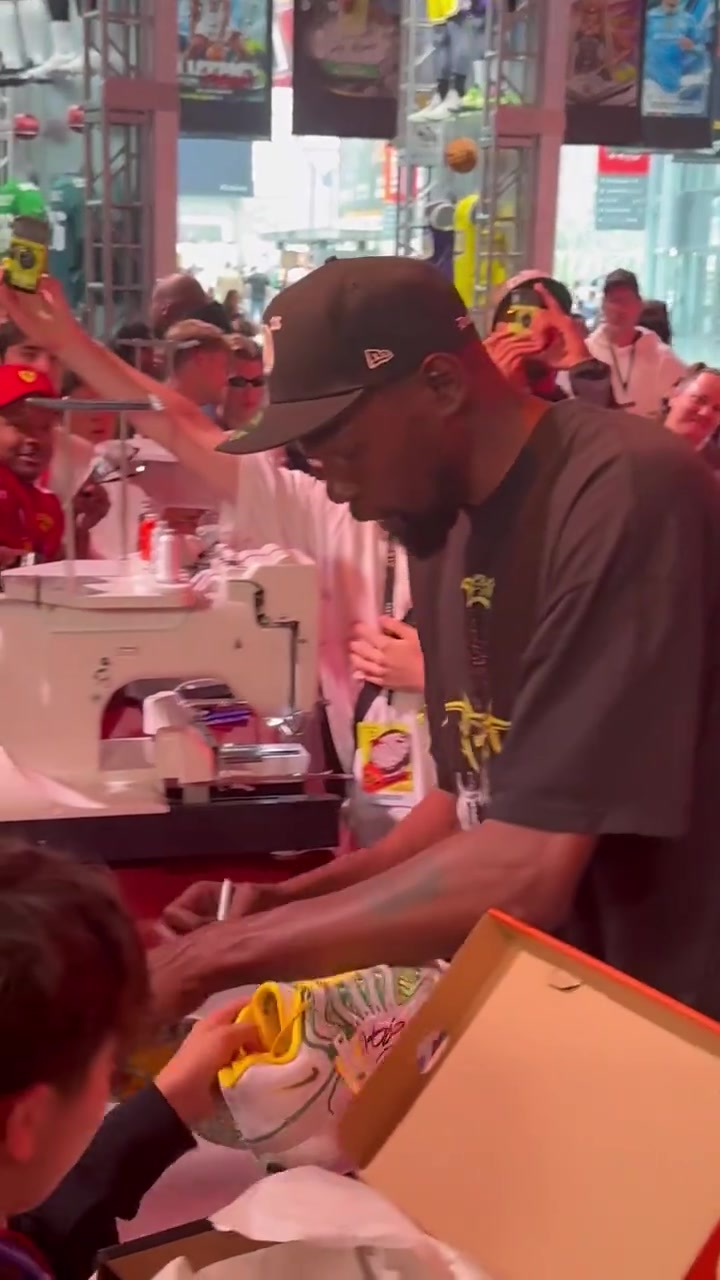 开心哈杜兰特在Nike展台上为球迷签名