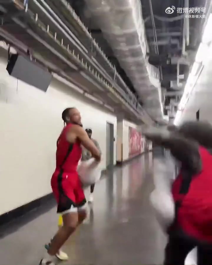 交易了狄龙此前球员通道暴打火箭熊 这画面以后再也看不到了