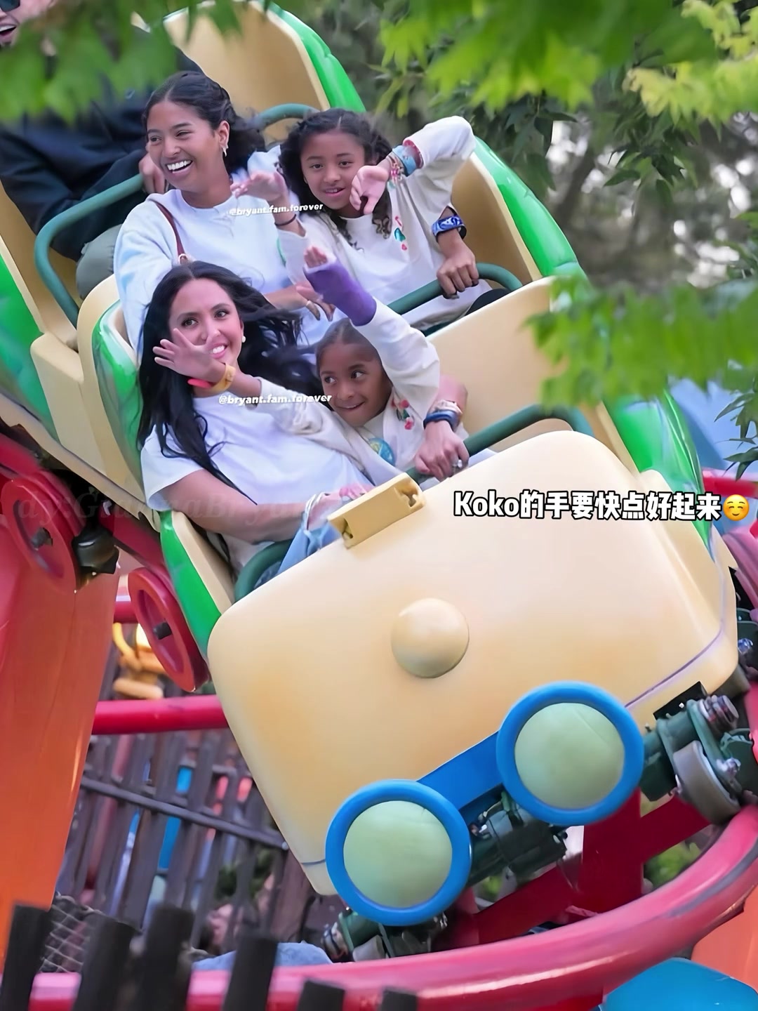 球迷在迪士尼偶遇瓦妮莎带着孩子们游玩庆祝koko的6岁生日