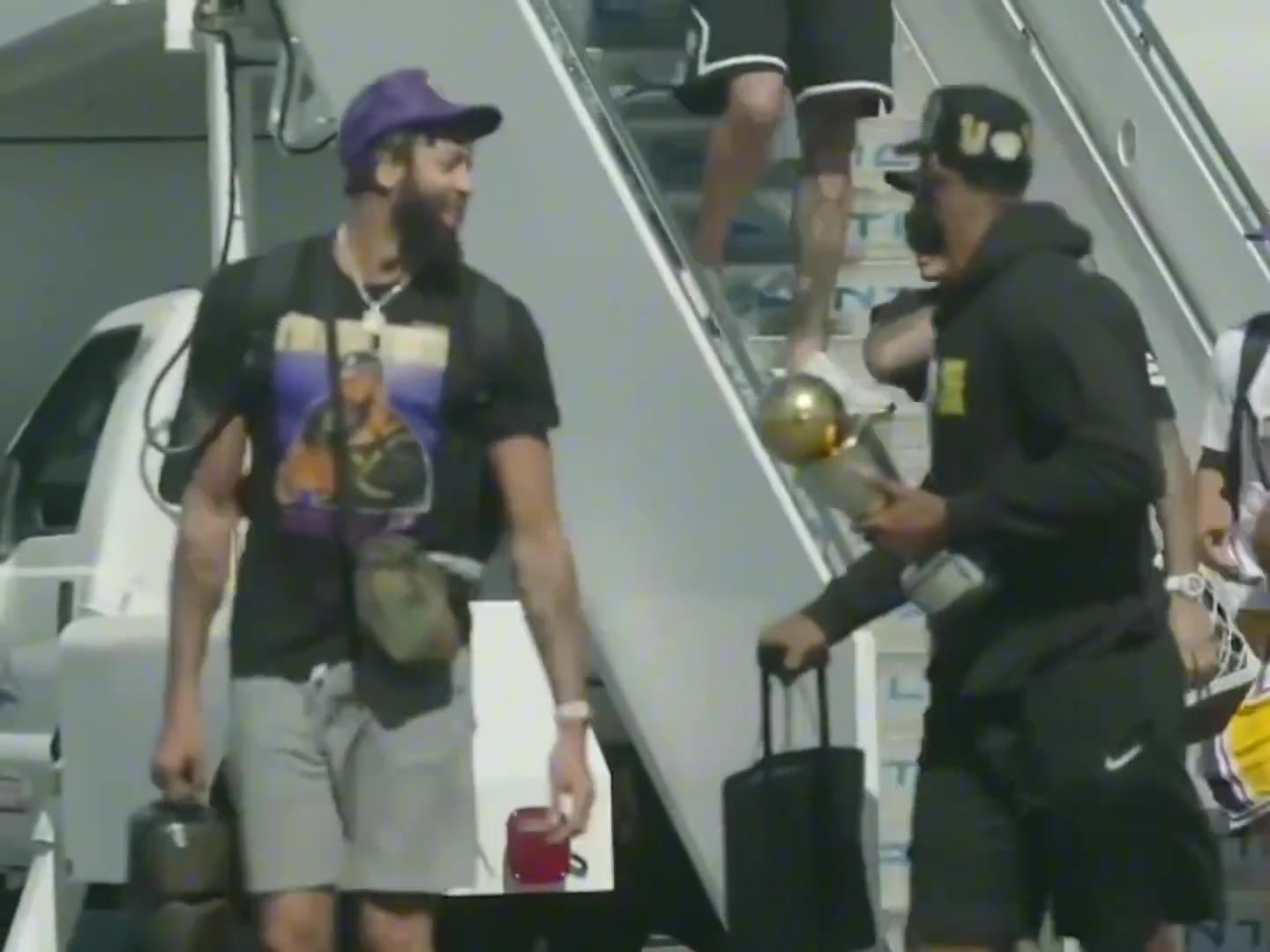 卡鲁索戴着戒指帮兄弟们弥补了2020年冠军游行的遗憾