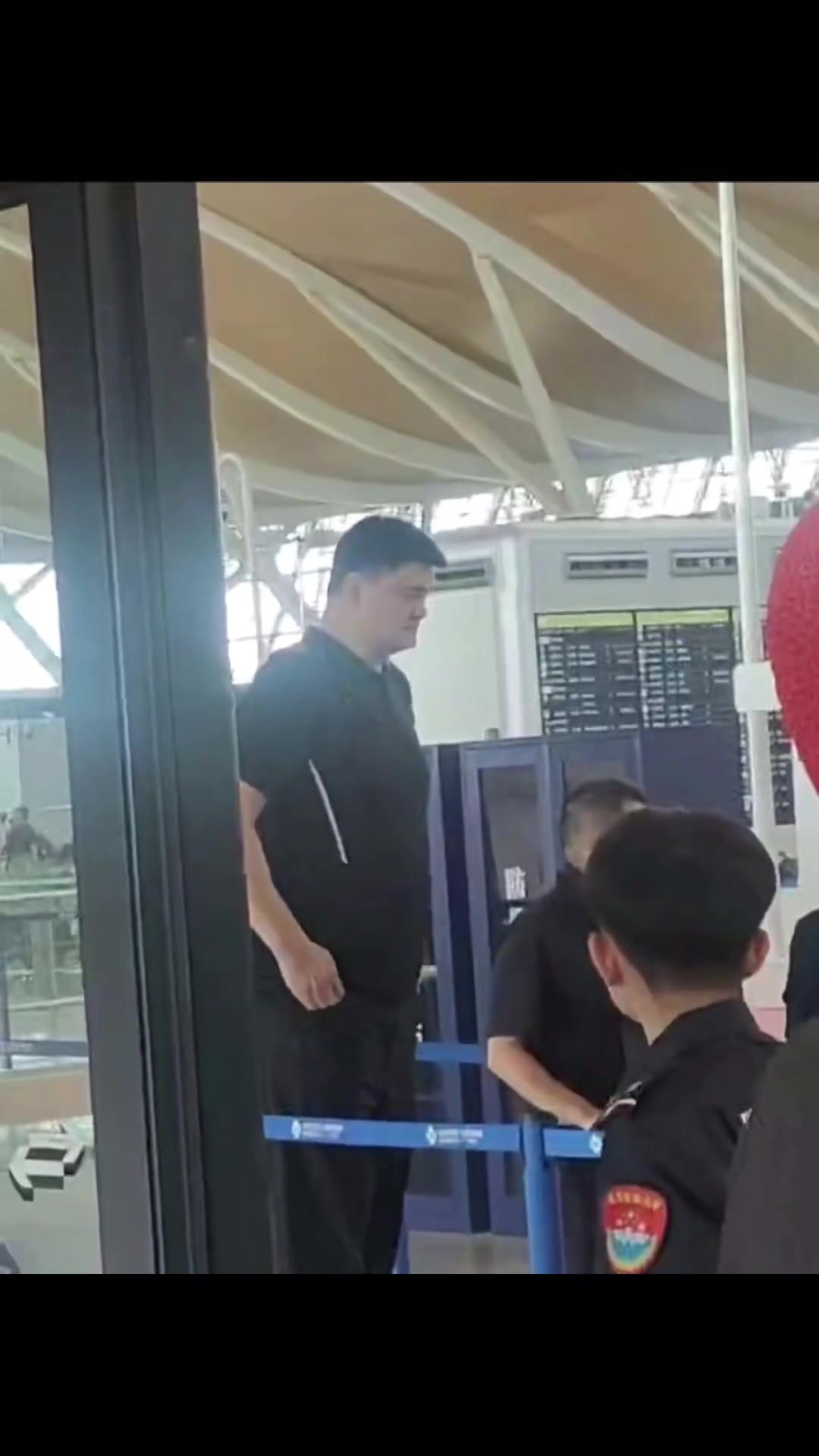 机场女安检员搜身姚明 网友大姚想藏点东西也很难啊