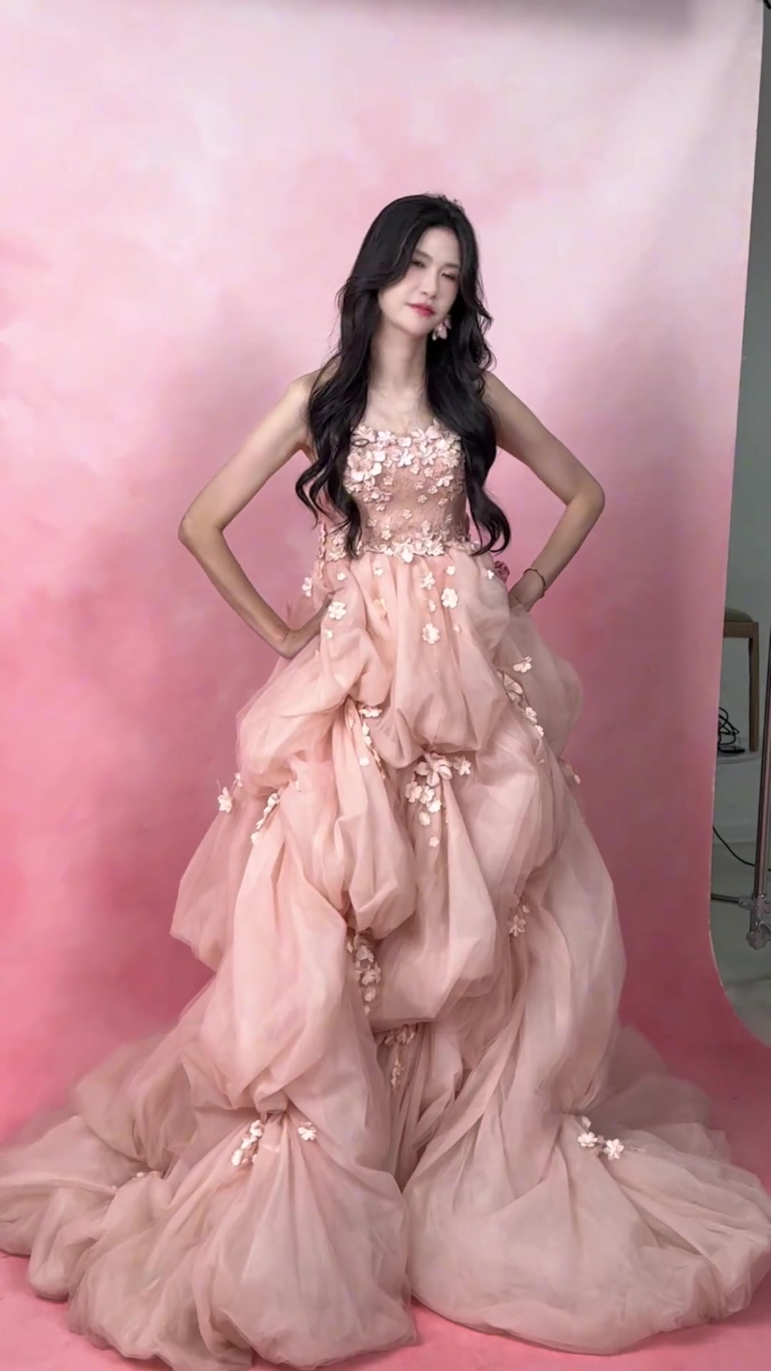9分前女篮国手许诺一身粉色婚纱裙今天的粉色 你打几分