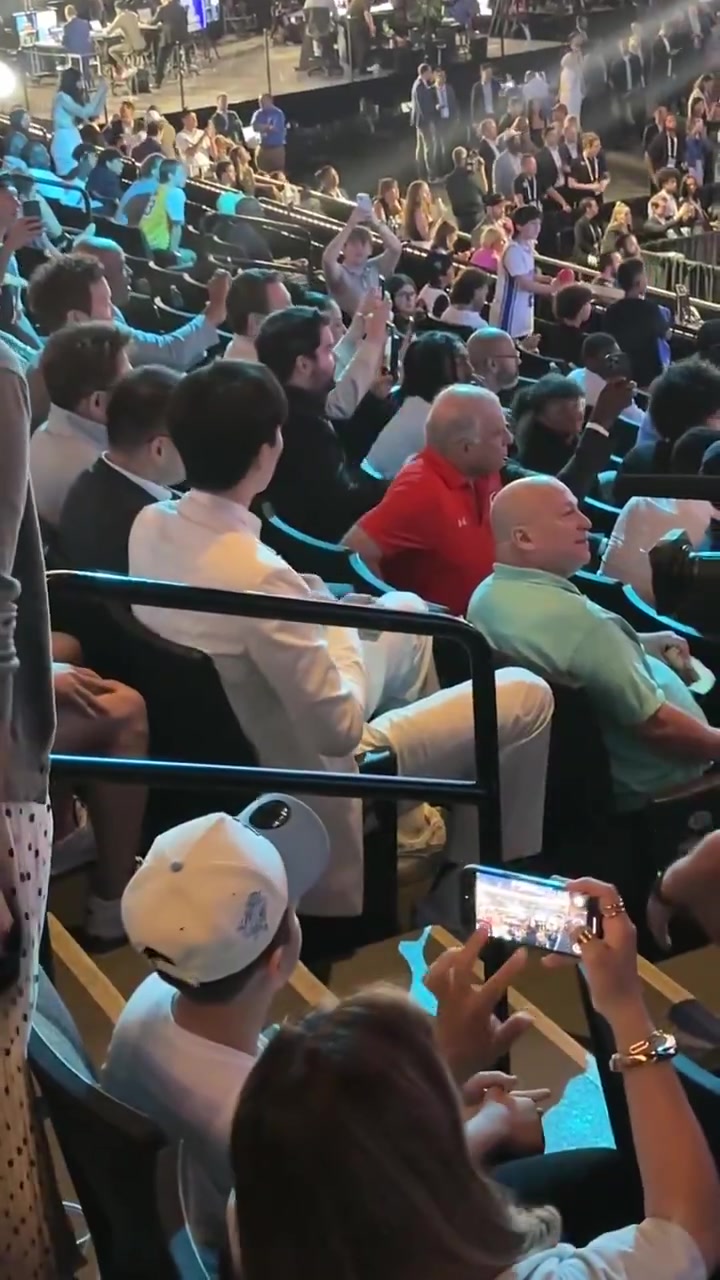 观众席视角杨瀚森被选中时身旁许多人集体起立鼓掌欢呼