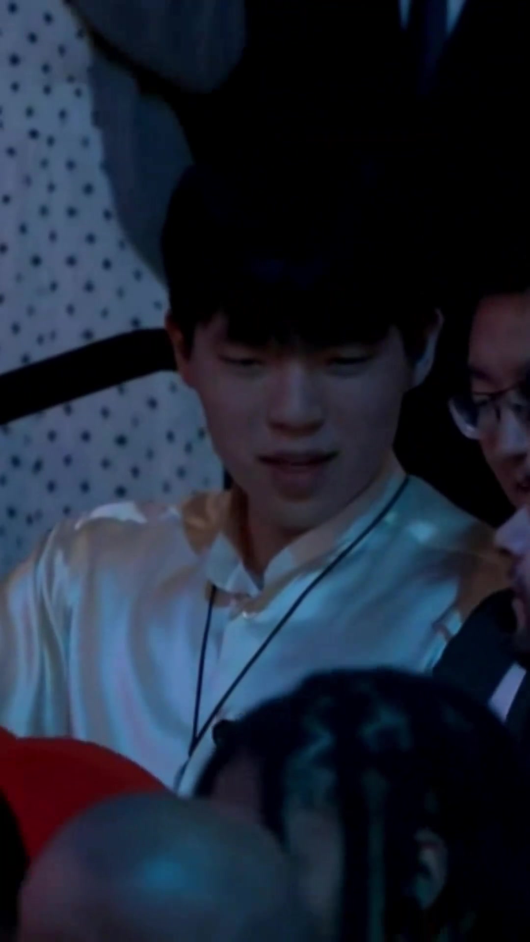 杨瀚森被选中脸上的表情 从悠哉到惊讶诧异再到开心