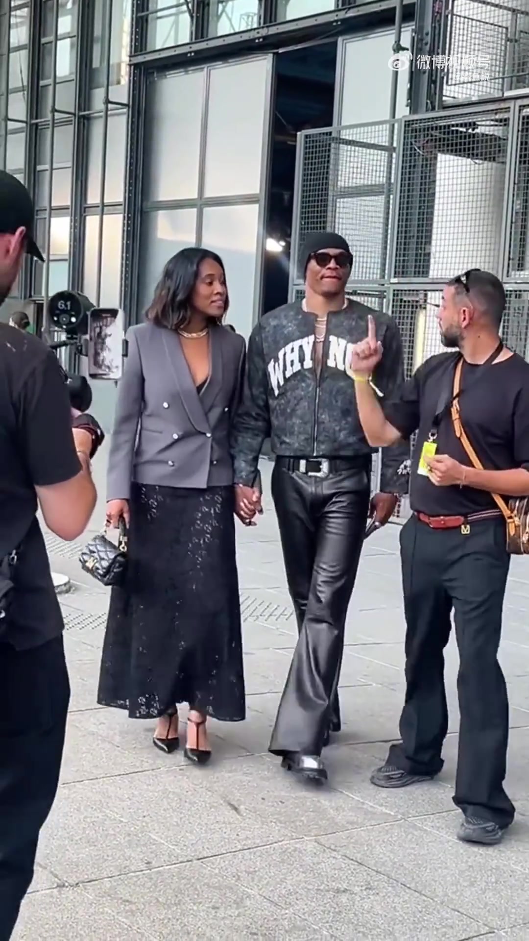 汪峰邓紫棋点赞威少带夫人逛街十指紧扣皮裤有点抢眼