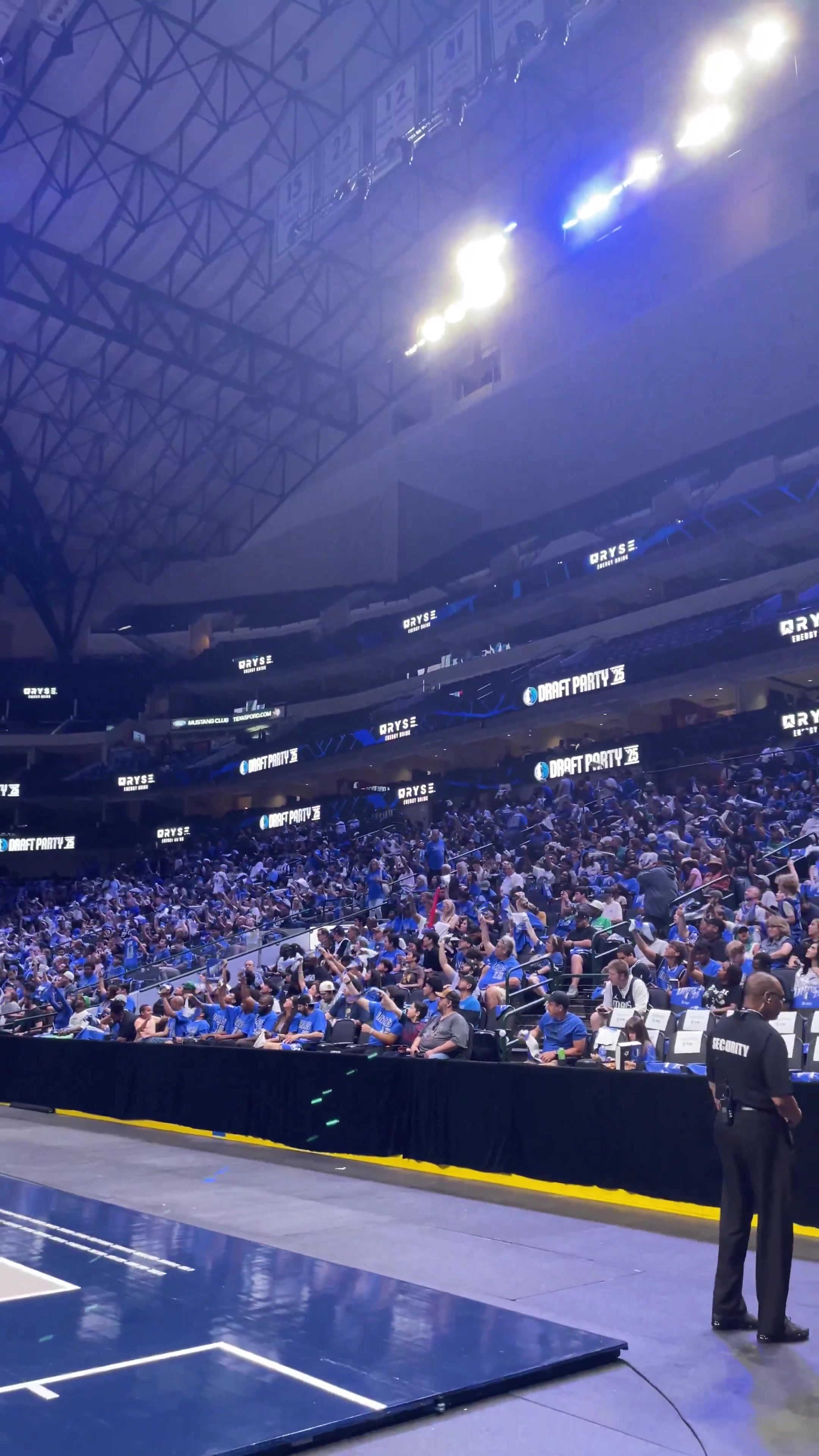 准备迎接弗拉格独行侠球迷在球馆汇集氛围相当高涨