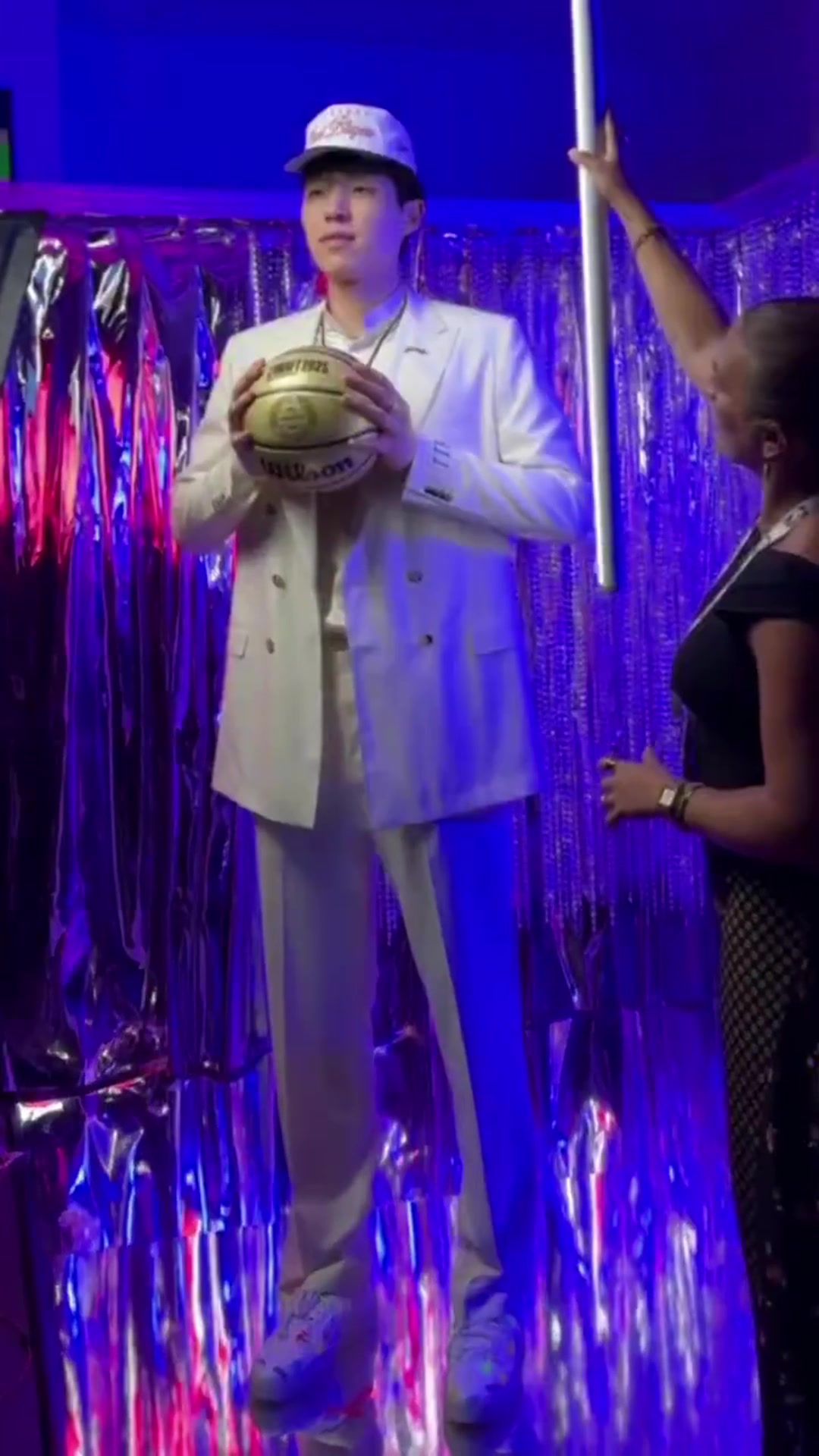 期待NBA首秀开拓者官方晒出16号秀杨瀚森定妆照花絮