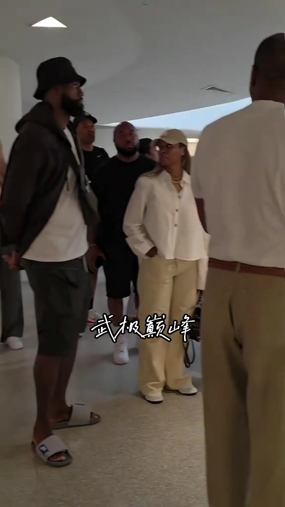 这位拖鞋大叔好眼熟啊网友在博物馆偶遇詹姆斯